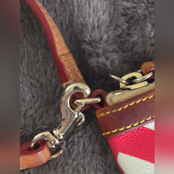 Dooney & Bourke Red and White Chevron Wristlet EUC! - Picture 9 of 15